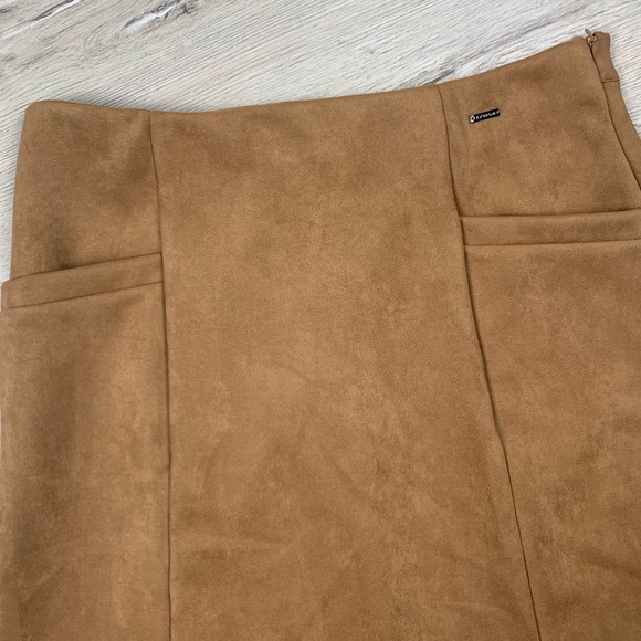 T TAHARI Faux Suede Mini Skirt In Caramel XL - Picture 5 of 9